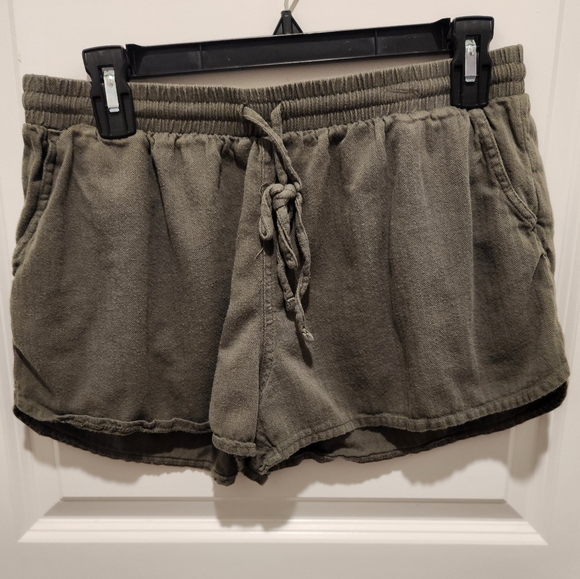 Universal Thread Size M Olive Green Shorts - Picture 2 of 4